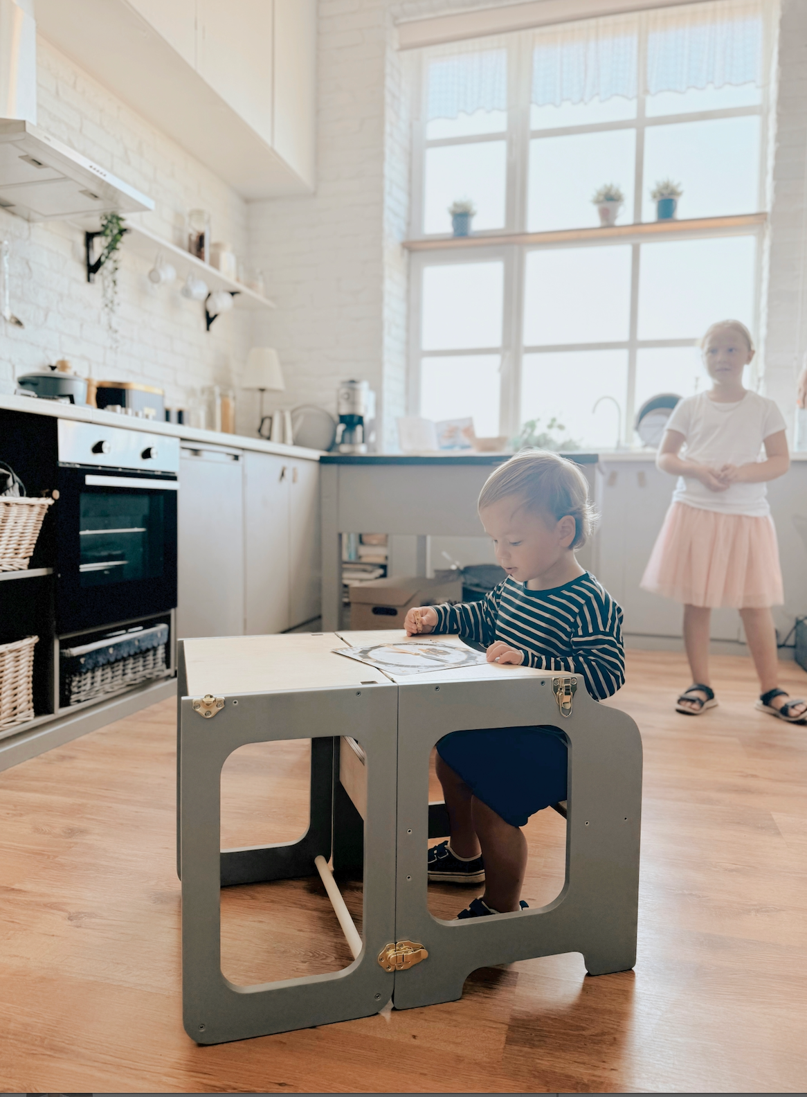 4-in-1 lasten apujakkara pöydällä ja liukumäellä - 5 väriä